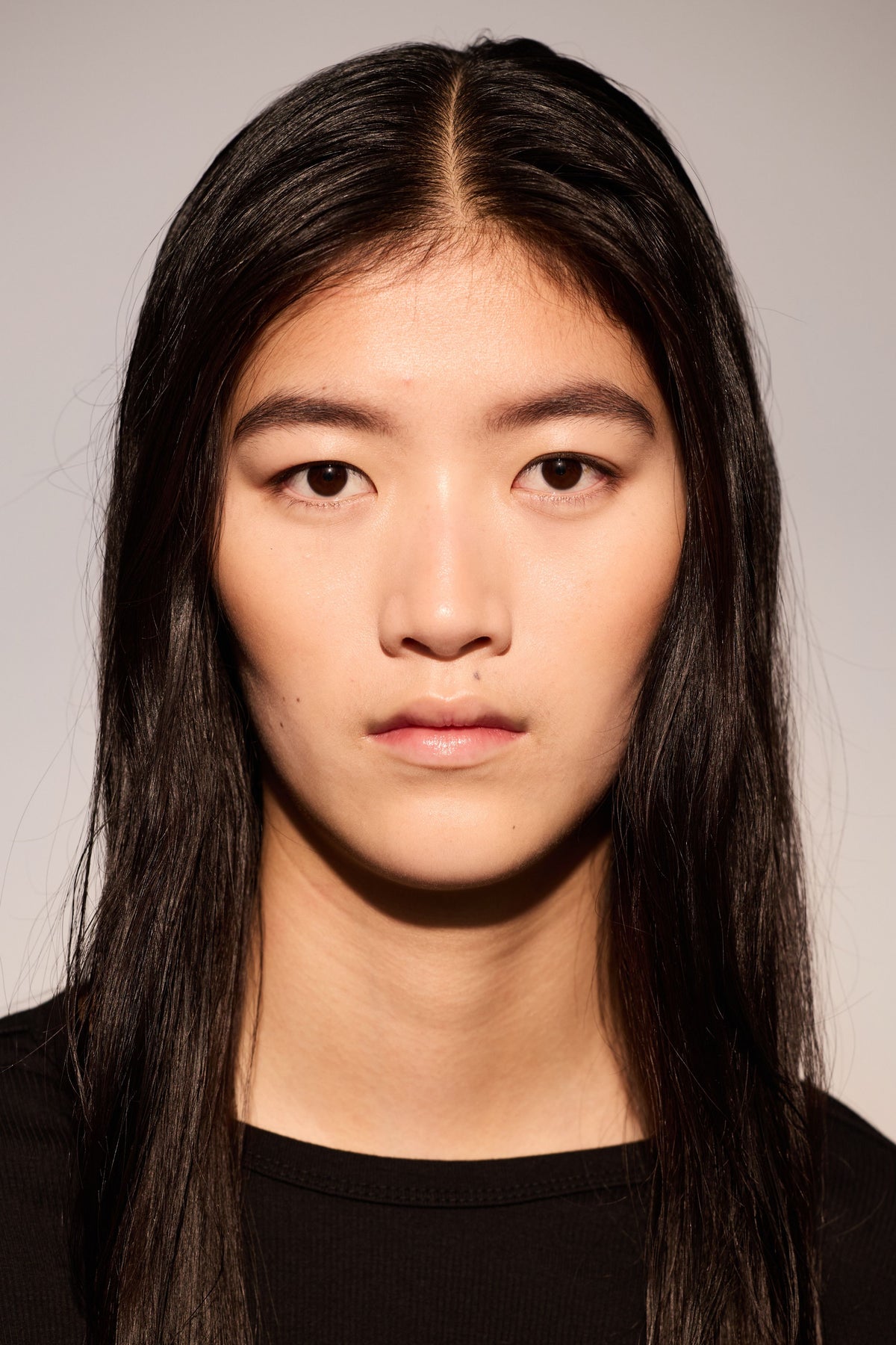 Model wearing clear color brow gel that does not leave white flakes, before