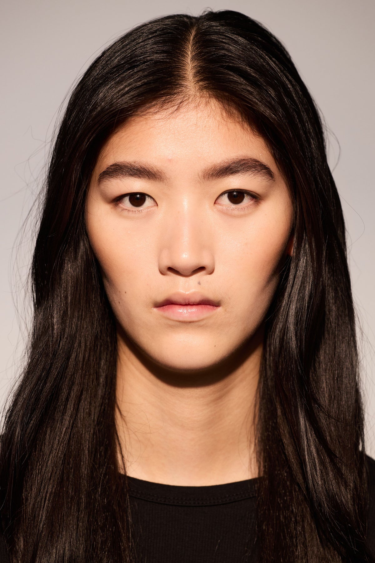 Model wearing clear color brow gel that does not leave white flakes, after